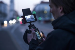 The-Starlite-ARRI-WVS-wireless-monitor-in-use-with-the-ARRI-WCU-4-remote-focus-unit-part-of-the-new-ARRI-wireless-system